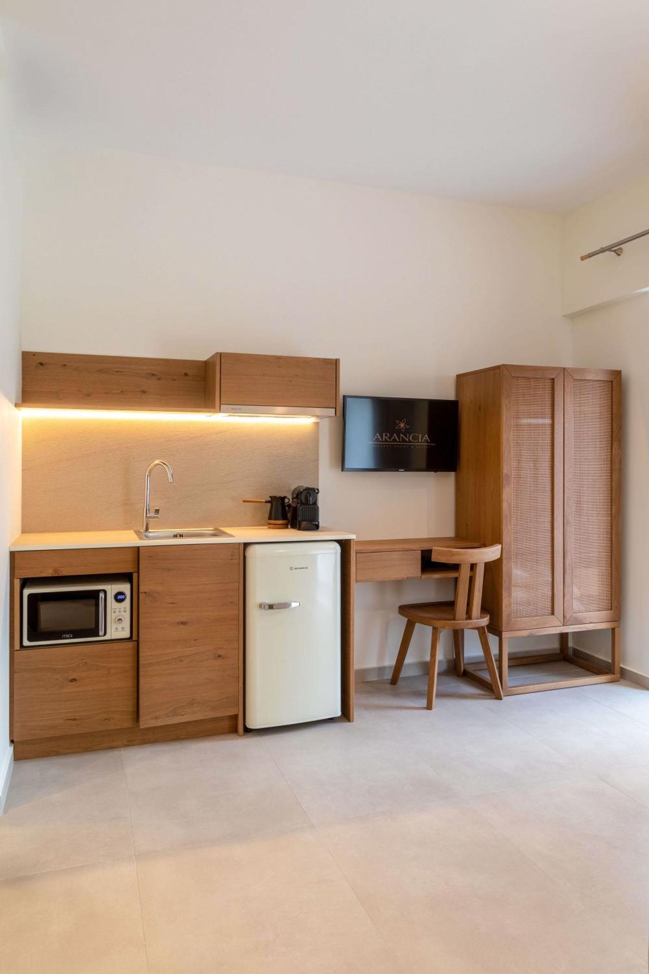 Arancia Elegant Rooms And Suites Толон Екстериор снимка