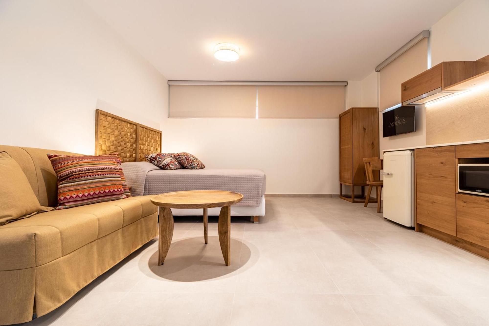 Arancia Elegant Rooms And Suites Толон Екстериор снимка